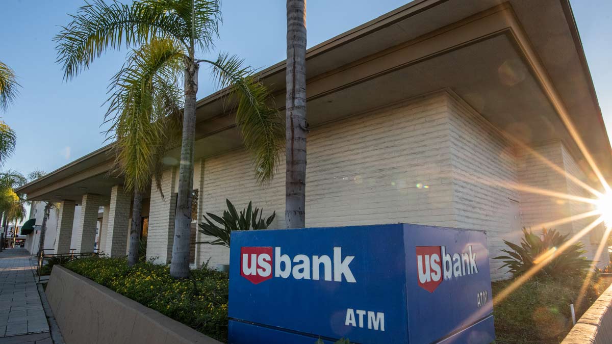 U.S. Bank branch with sunrays shining behind it